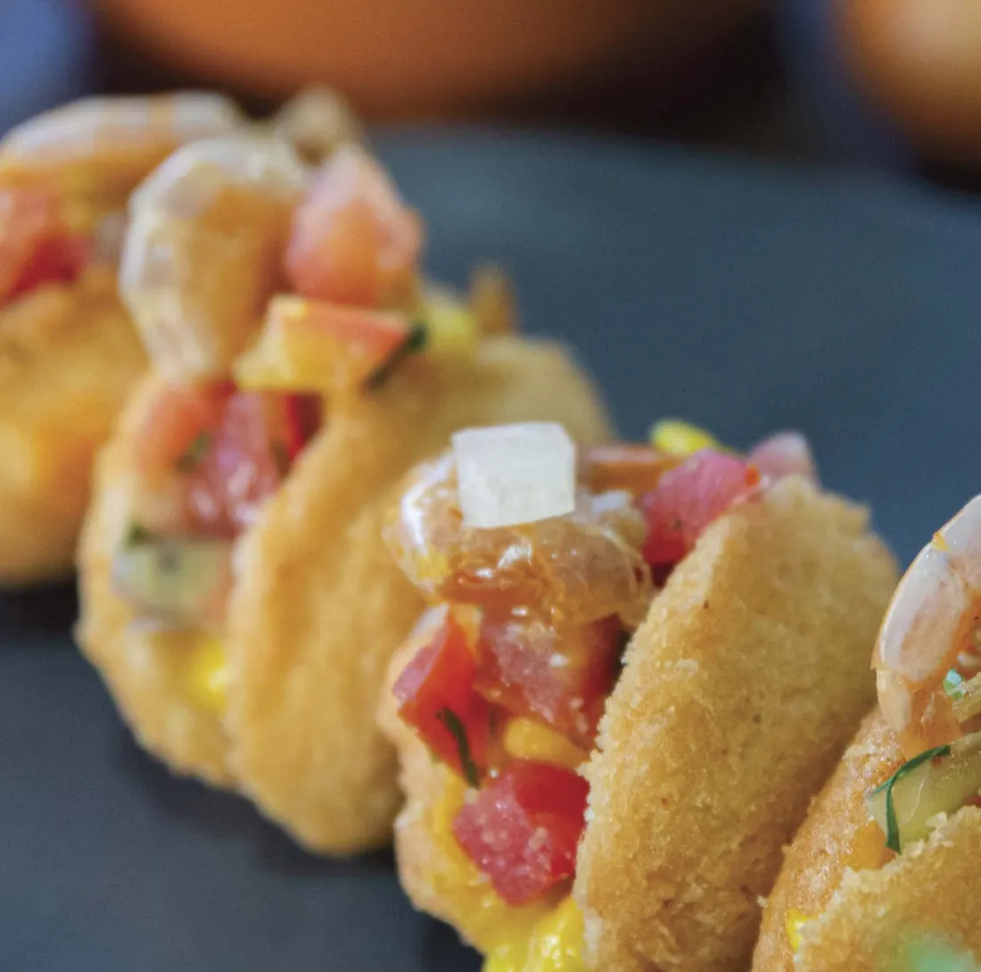 Acarajé das Gerais: Bolinho de Feijão Suavemente Picante, Vatapá, Camarão seco, Vinagrete