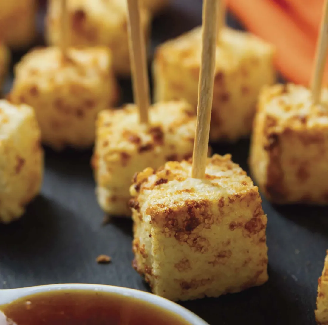 Dadinho Picante: Dadinho de Tapioca com Queijo Canastra, Molho de Rapadura com Gengibre