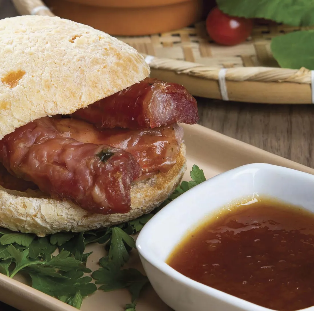 Mineiríssimo: Pão de queijo, Linguiça, Molho de Rapadura